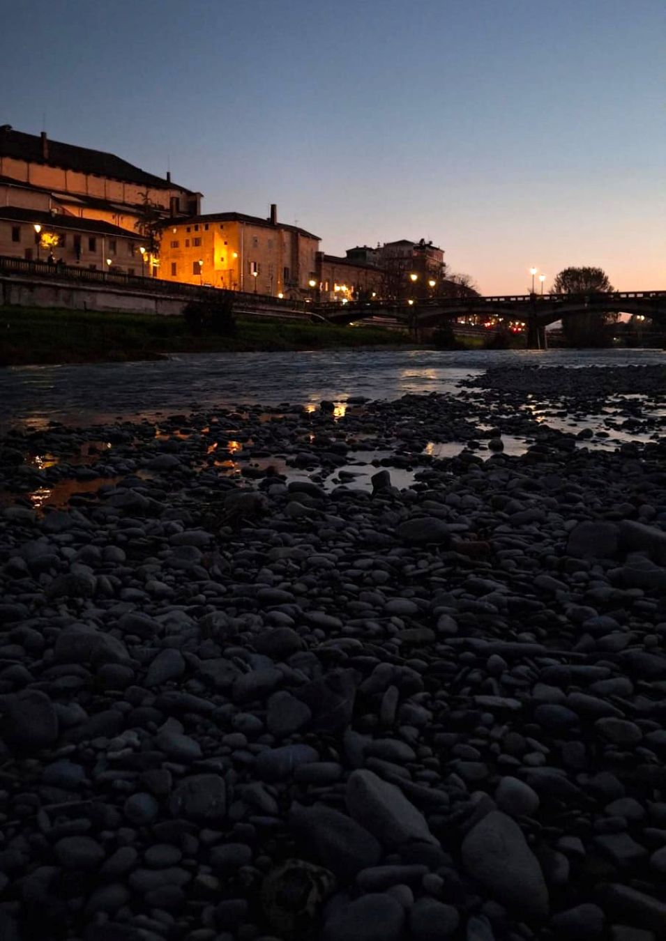 GRETTO DEL FIUME E LUCI DELLA CITTA' - ALESSIA LAMBERTINI